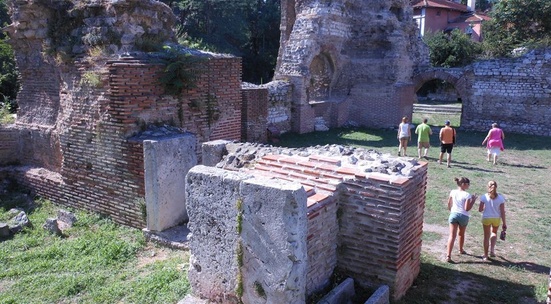 Почисти Римските терми във Варна от рушащите ги растения