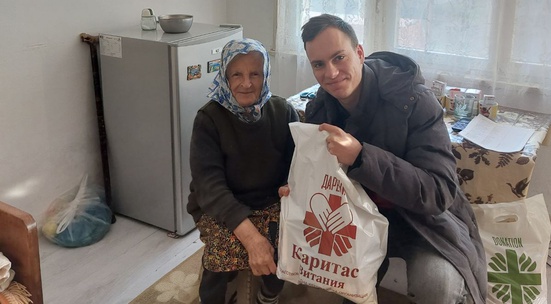 Дари храна за Великден на нуждаещи се в Раковски и околни села