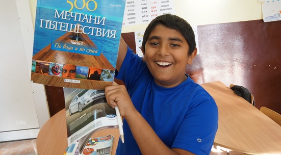 Дари книги за "Стаичка с прозорци към света" в село Бутан
