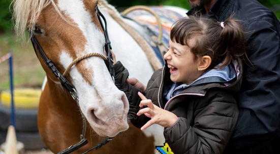 Дари ръчно изработени сувенири в подкрепа на конна база, работеща с деца със специфични нужди