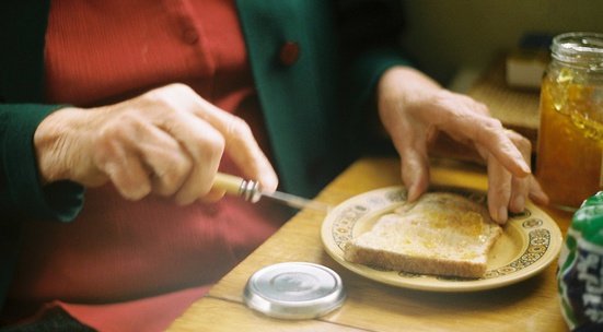 Подари коледна вечеря на пенсионер в нужда от малки неселени места в Софийска област