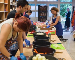 Помагай с готвенето в социална кухня за хора в нужда
