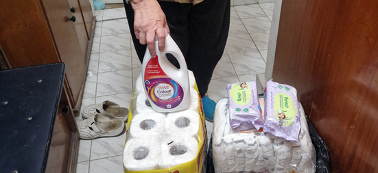 Дари хранителни продукти и памперси за възрастни хора от София