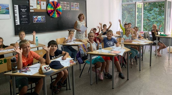 Помагай на деца бежанци по време на заниманията им в Лятна школа "Отворени обятия" в София