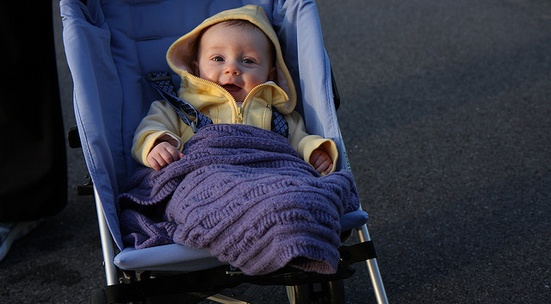Дари бебешка количка на дечица, застрашени от изоставяне