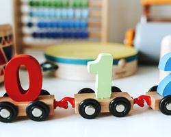 Дари Монтесори играчки на център за деца със специални потребности