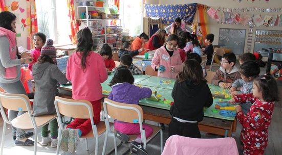 Подари занимателни материали на деца бежанци