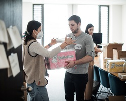 Изпрати дрехи, хигиенни материали и храна в подкрепа на бежанци в Пловдив