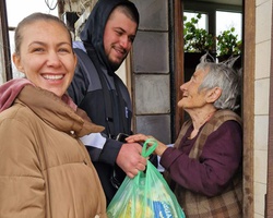 Включи се в раздаването на хранителна помощ на възрастни и хора в нужда в района на Трън