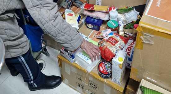 Подкрепи възрастни хора в нужда от София с храна и санитарни продукти
