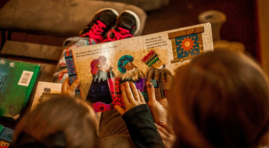 Чети приказки и книги на малките посетители на щанда на "Книговище" в рамките на "Парк Фест" 2024 в София
