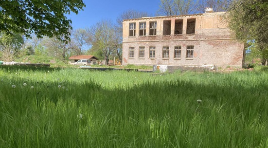 Помогни старото училище в село Долни Раковец са се превърне в дом на екологичното строителство