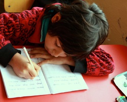 Подкрепи деца бежанци и ученици от бедни семейства в Русенско с учебни пособия