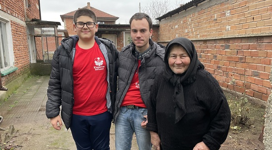 Дари храна за Великден на хора в нужда от Раковски и района