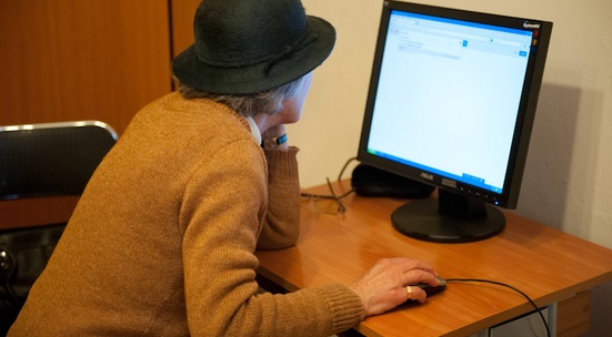 Подари или инсталирай компютър в пенсионерски клуб "Здравец" в Козлодуй