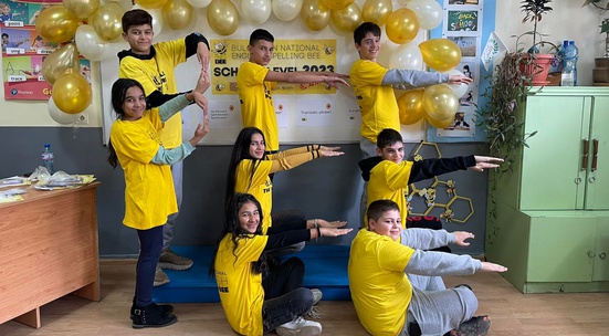 Помогни в подготвянето на пакети с награди за училищните състезания Spelling Bee