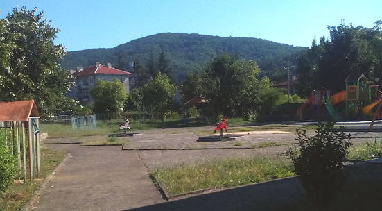 Преобрази двора на детска градина в Малко Търново