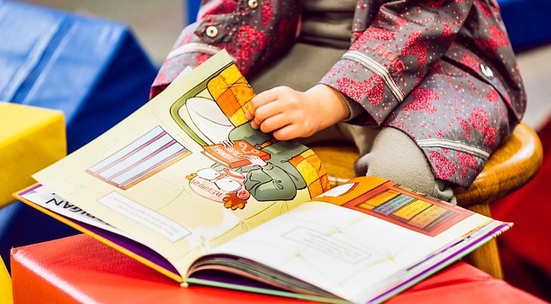 Дари детски книги на училищна библиотека в Лясковец