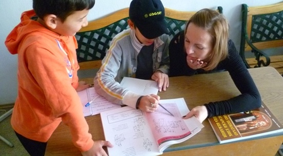 Помогни на деца бежанци да учат уроците си