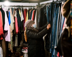 Подари топли зимни дрехи на деца и възрастни бежанци в София