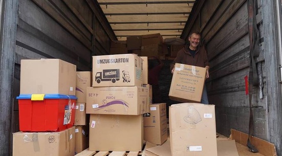 Помогни в разтоварването на голямо дарение за бежанци в София