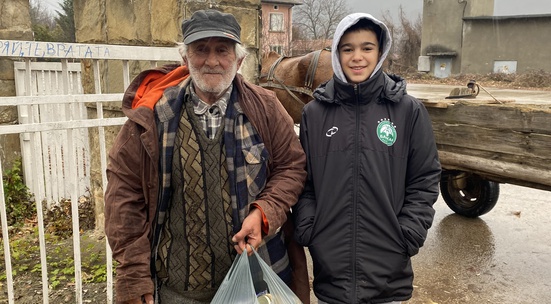 Дари великденски обяд на нуждаещи се в села около София