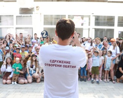 Помагай на деца бежанци по време на заниманията им в Лятна школа "Отворени обятия" 2024 в София