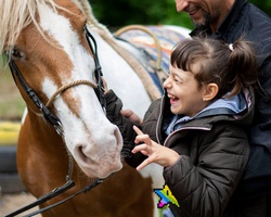 Дари ръчно изработени сувенири в подкрепа на конна база, работеща с деца със специфични нужди