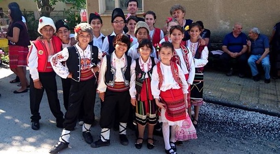 Подари национални носии на детския фолклорен състав от с. Чорлево