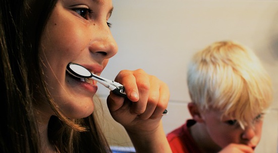 Подари четка и паста за зъби на дете в неравностойно положение