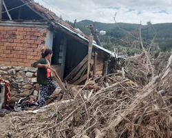 Подкрепи семейства, пострадали при наводненията, с храна и вещи от първа необходимост