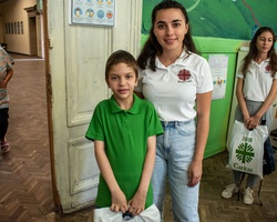 Дари раници и учебни пособия за деца в неравностойно положение от Пловдив и Раковски