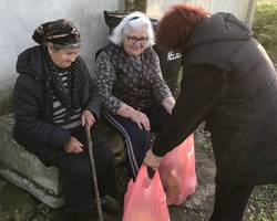 Дари хранителни продукти за великденската трапеза на пенсионери и хора в нужда от Българово и околни села