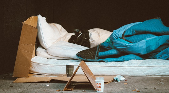 Зарадвай бездомни хора в Русе с възглавници и храни за Коледа