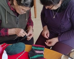 Дари материали за плетене и шиене на читалището в село Брусен
