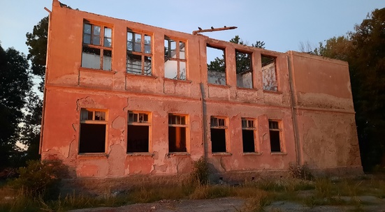 Помогни на бъдещия Институт по екологично строителство в Долни Раковец да се подготви за новия си покрив