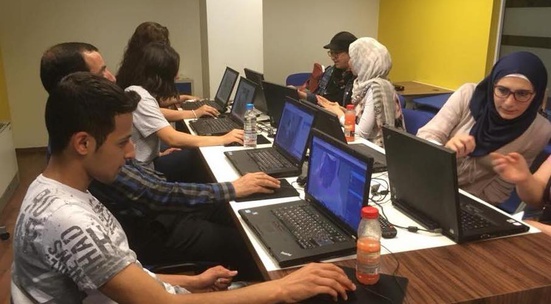 Преподавай английски и компютърни умения на бежанци