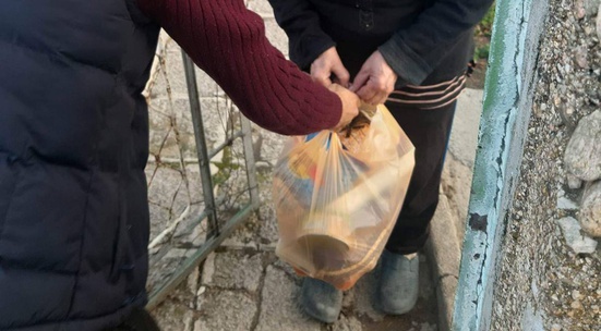 Подкрепи семейство в нужда от село Розино с пакет храна за Великден