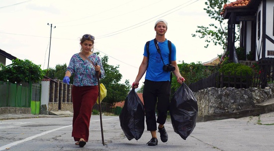 С ръце за село: Почисти каменните чешми в Черньово
