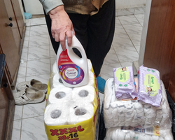 Дари хранителни продукти и памперси за възрастни хора от София