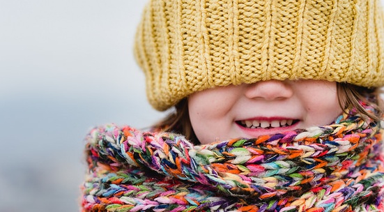 Подари шапка, шал, ръкавици и топли чорапи на дете в неравностойно положение