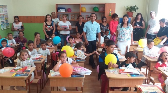 Зарадвай с дрехи, обувки и учебни пособия деца от бедни семейства в селата Розино и Певците