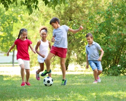 Подари спортни принадлежности на деца от домове