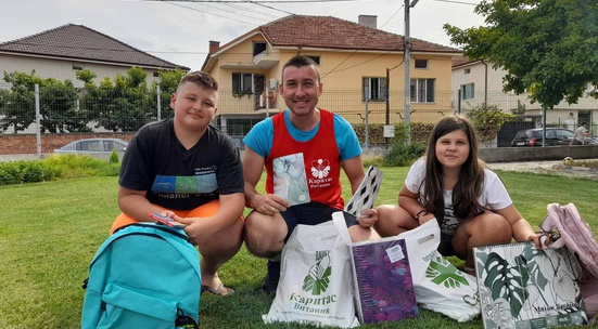 Дари раници и учебни пособия за деца в неравностойно положение от Пловдив и Раковски