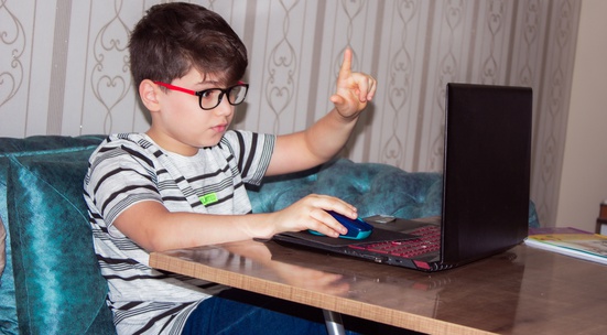 Дари запазен лаптоп на дете в неравностойно положение 