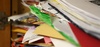 Предай за рециклиране хартия и пластмасови капачки 