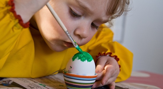 Боядисвай великденски яйца заедно с деца от домове