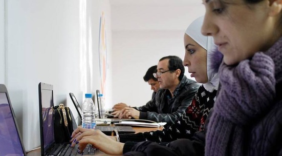 Преподавай английски или компютърни умения на жени бежанки