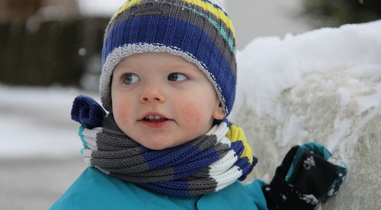 Подари шапка, шал, ръкавички и топли чорапки на дете в неравностойно положение