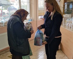Зарадвай възрастни хора от села край Правец с пакет храна за Великден